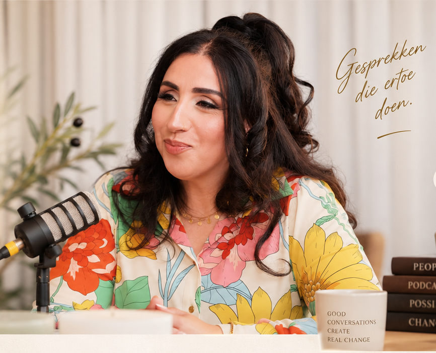 Samira aan de podcasttafel, in gesprek achter de microfoon